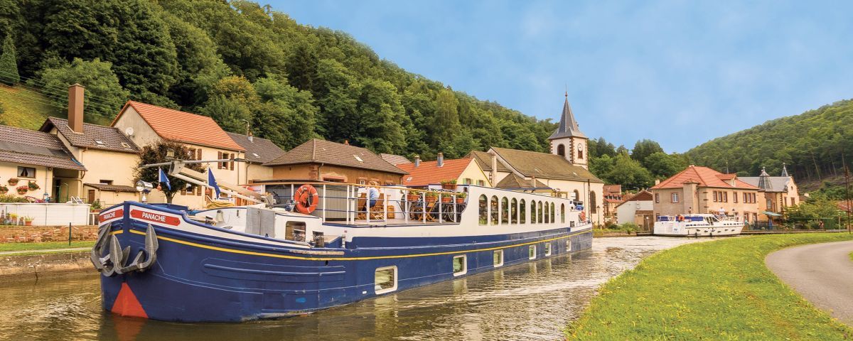 La Gabarra "Le Panache" navegando por el Canal de la Marne au Rhin CRUCEROS FLUVIALES CANALES DE FRANCIA LA PANACHE CRUCEROS FLUVIALES DE LUJO ALSACIA LORENA